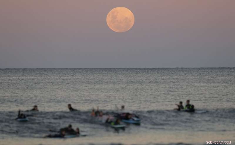 Stunning Full Moon Precedes Tonight s Super Blood Moon Eclipse
