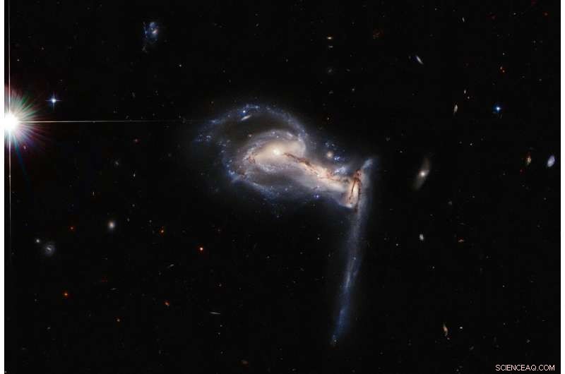 Hubble Reveals Intense Gravitational Tug‑of‑War Among Three Galaxies