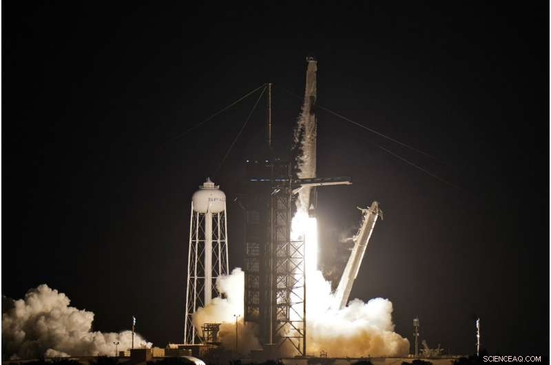 SpaceX Successfully Launches Four Amateurs on Private Earth-Circling Mission