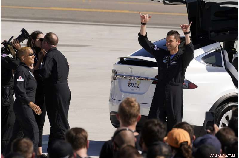 SpaceX Successfully Launches Four Amateurs on Private Earth-Circling Mission