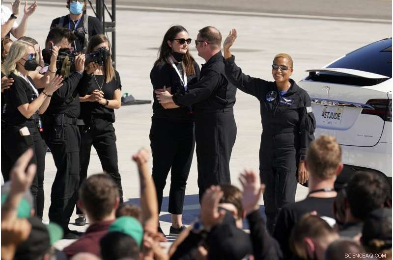 SpaceX Successfully Launches Four Amateurs on Private Earth-Circling Mission