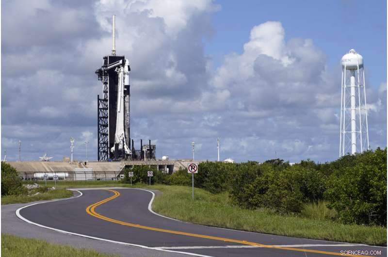 SpaceX Successfully Launches Four Amateurs on Private Earth-Circling Mission