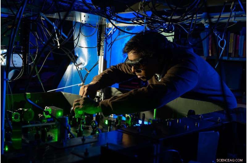 Rice University Quantum Simulator Reveals Electrons’ Spin-Charge Separation in 1D