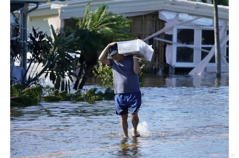 Florida Struggles With Flooding as Hurricane Ian Approaches South Carolina