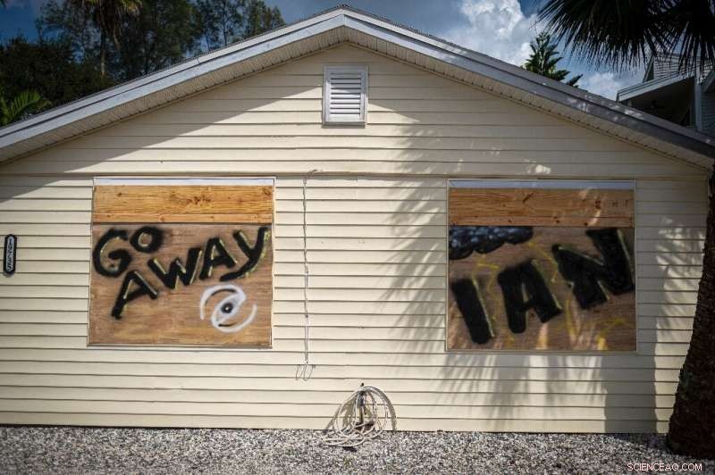 Hurricane Ian to Hit Florida: 125‑mph Winds Threaten Storm Surge and Devastation