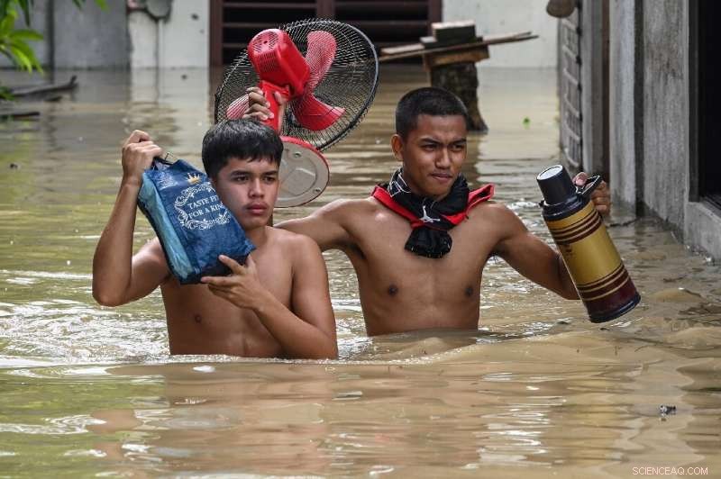 Typhoon Noru Claims Six Lives, Leaves Luzon in Chaos