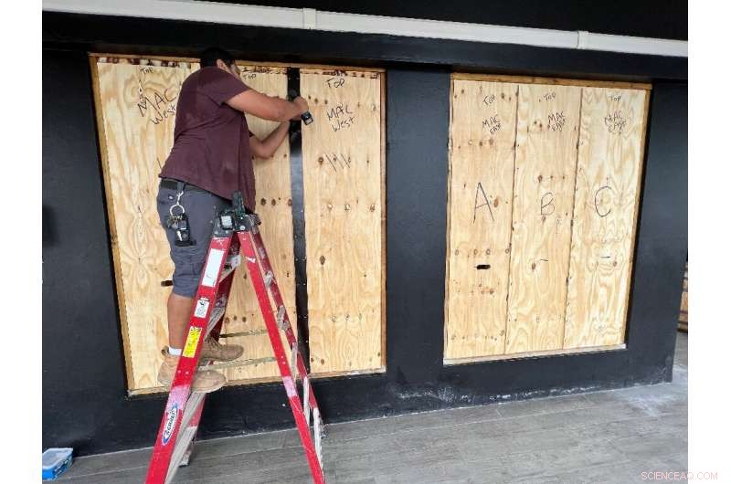 Bermuda Braces for 100‑mph Winds & Heavy Rain as Hurricane Fiona Skirts the Island