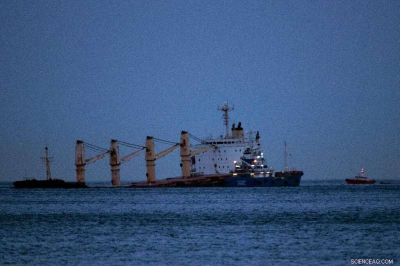 Oil Spill from Bulk Carrier Reaches Gibraltar and Spanish Coastlines