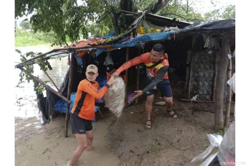 Philippines Storm Displaces Thousands, Injures 3