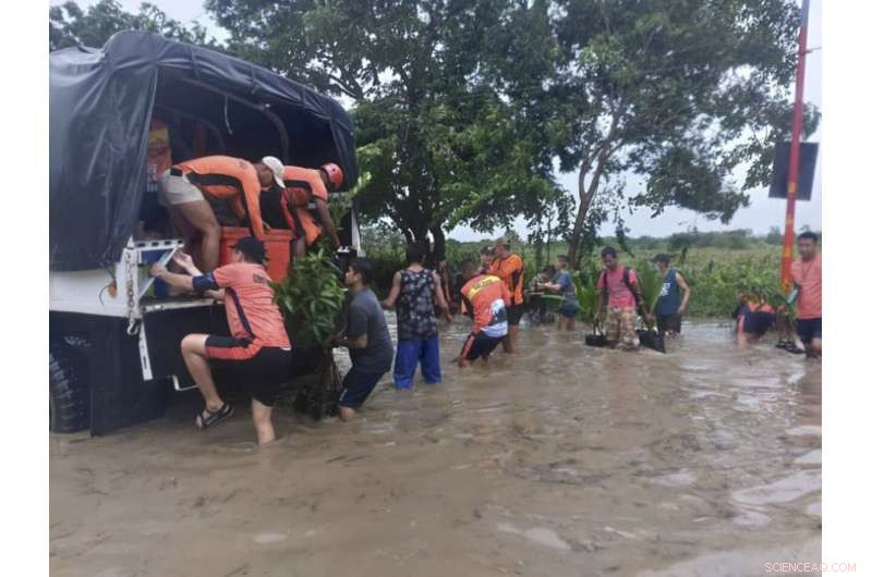 Philippines Storm Displaces Thousands, Injures 3