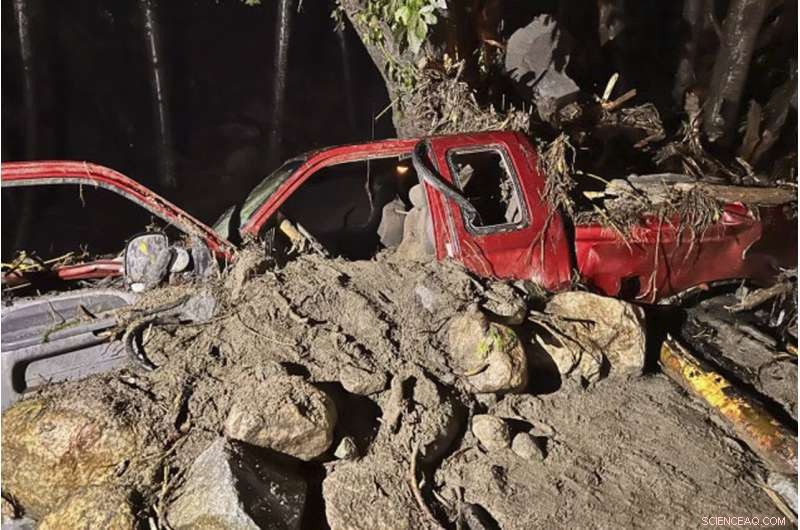 California Firefighters Advance; Washington Town Evacuates Amid Growing Wildfire