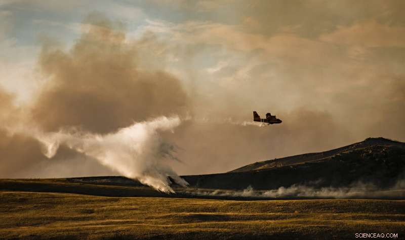 California Firefighters Advance; Washington Town Evacuates Amid Growing Wildfire