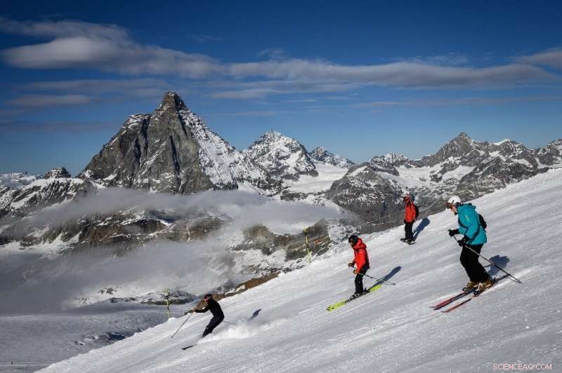 Glacier Melt Redraws Italy‑Switzerland Border, Sparking Lodge Dispute