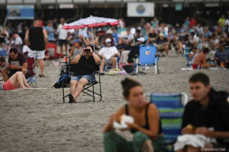 NASA’s Moon Mission Draws Up to 400,000 Spectators to Florida’s Coast