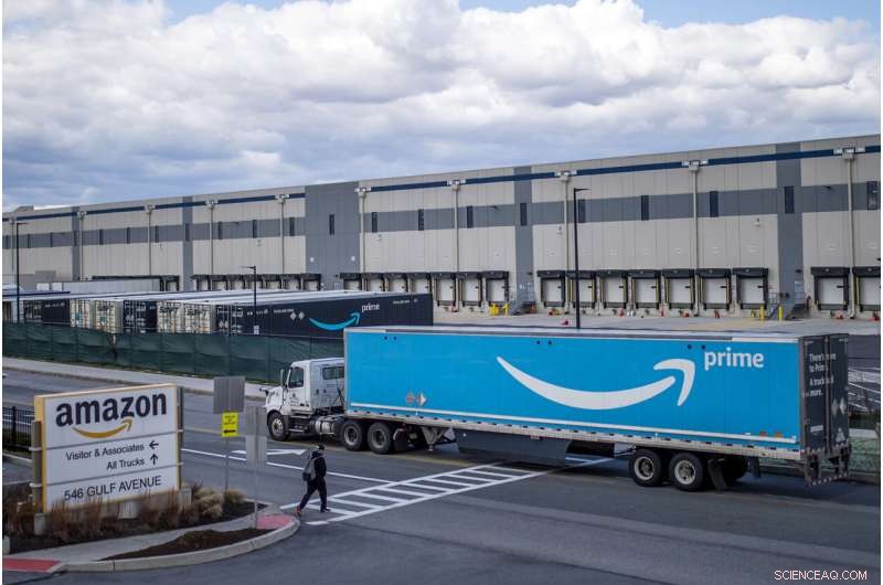 Amazon to Hire 150,000 Workers for Holiday Season, Matching 2021 Levels