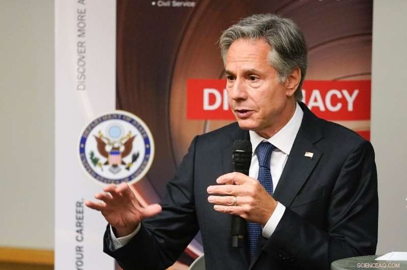 Blinken Urges U.S. Leadership in Global Semiconductor Industry