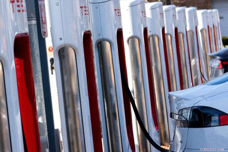 California Advises Residents to Avoid EV Charging Amid Heat‑Wave Grid Strain