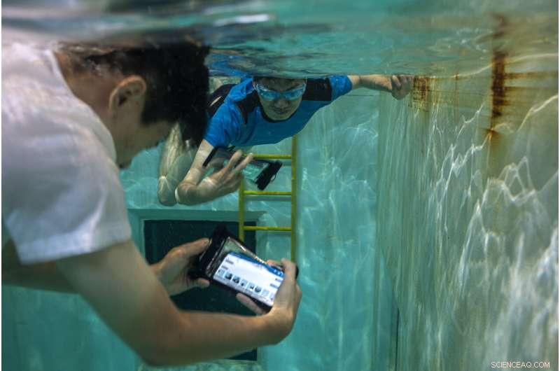 First Underwater Messaging App Lets Smartphones Communicate Without Extra Gear