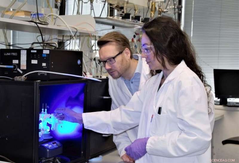 Unprecedented Catalytic Performance Achieved with Nanometer-Scale Sponge Material