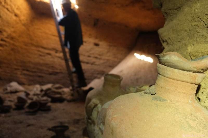 Historic Rameses II‑Era Burial Cave Unearthed on Israeli Coast