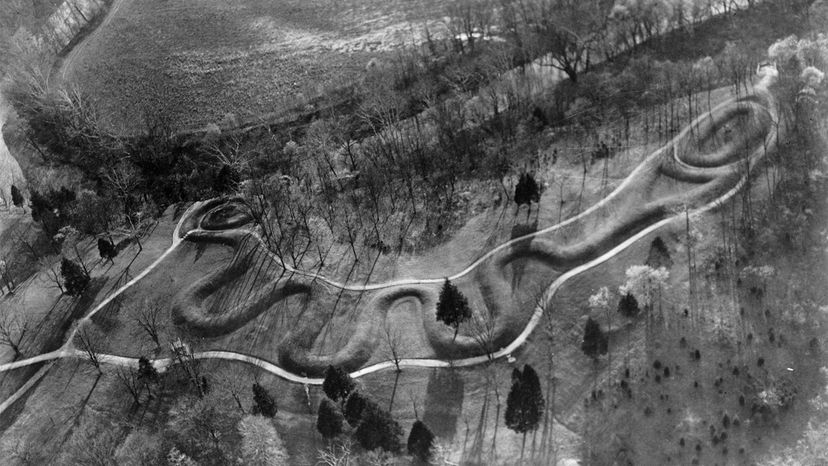 Ohio s Serpent Mound: 900‑Year‑Old Earthwork Mystery