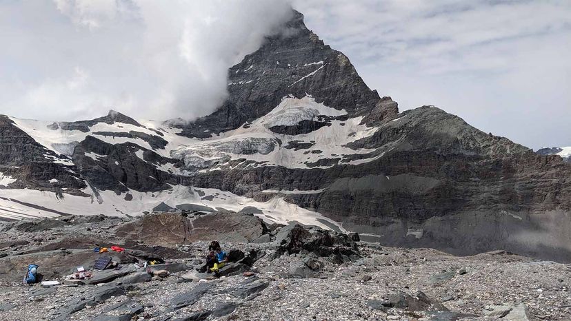 Mountains Move: New Study Reveals Alpine Peaks Swirl with Earth’s Seismic Pulse