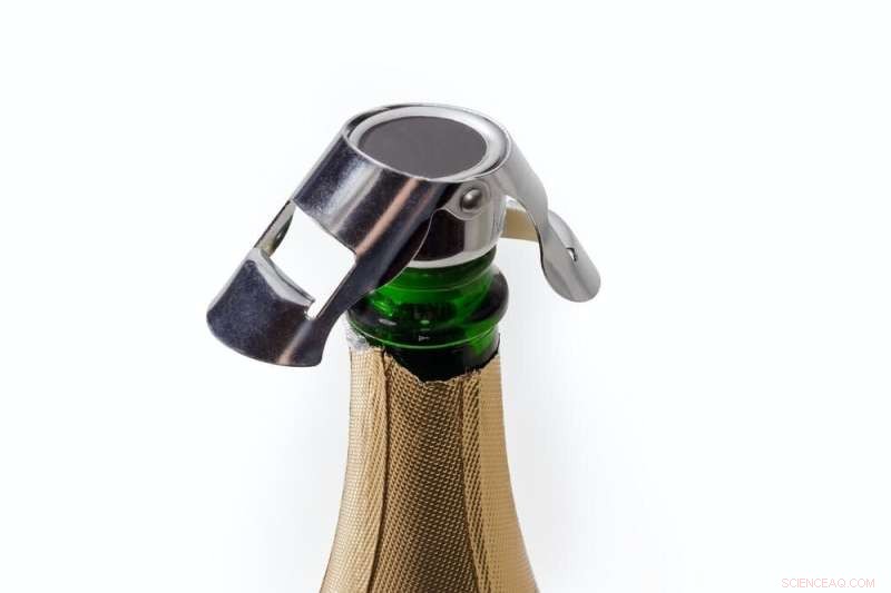 How to Preserve Champagne’s Bubbles: The Proven Method That Outperforms the Spoon Trick