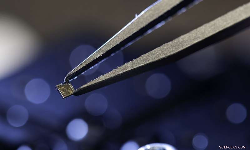 1 mm × 1 mm Photonic Chip Boosts Precision Optics