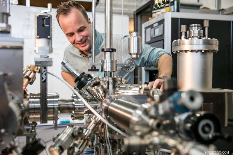 New Quantum Liquid Discovered Using  Raindrop-on-the-Roof  Technique