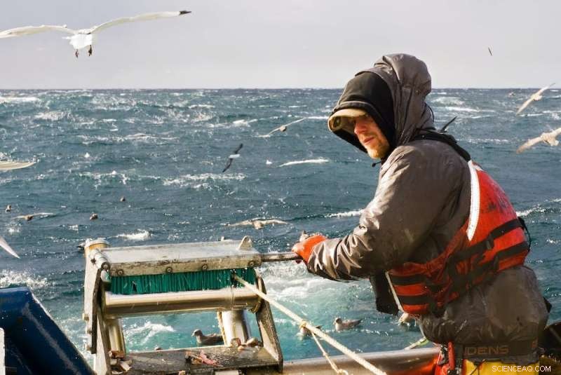 Annually, 740,000 km of Fishing Line & 14 B Hooks Pollute Oceans – 2% of Global Gear