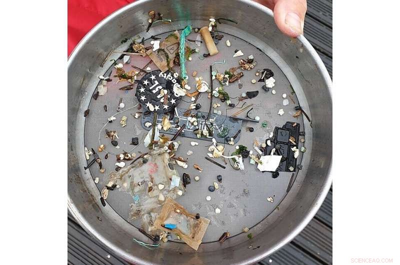 New Study Evaluates Mechanical Devices for Removing Ocean Plastic Pollution