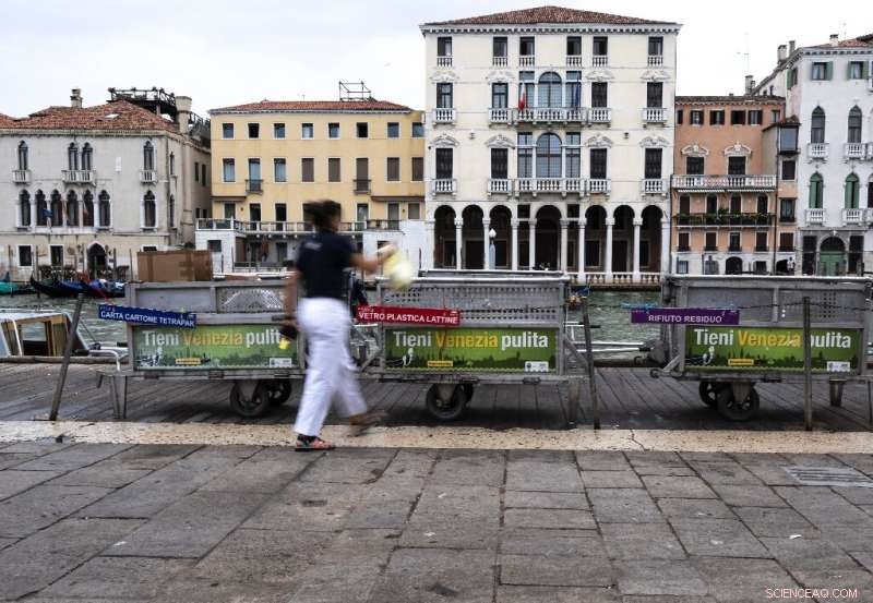 Venice Urges Visitors to Refuel at Fountains, Cut Plastic Use