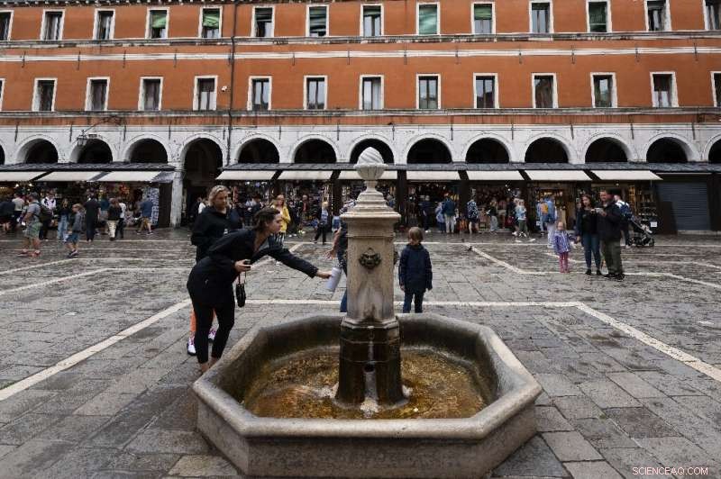Venice Urges Visitors to Refuel at Fountains, Cut Plastic Use