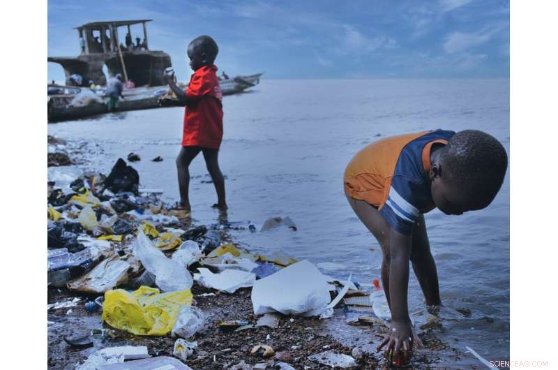 Climate Change Could Shrink Global Mobility for Low‑Income Populations by 2100