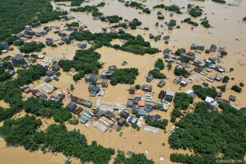 Record Floods and Heatwaves Ravage Southern China: Causes and Climate Impact
