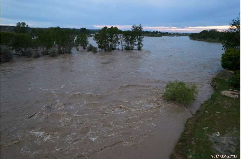Floods Dramatically Alter Yellowstone s Landscape