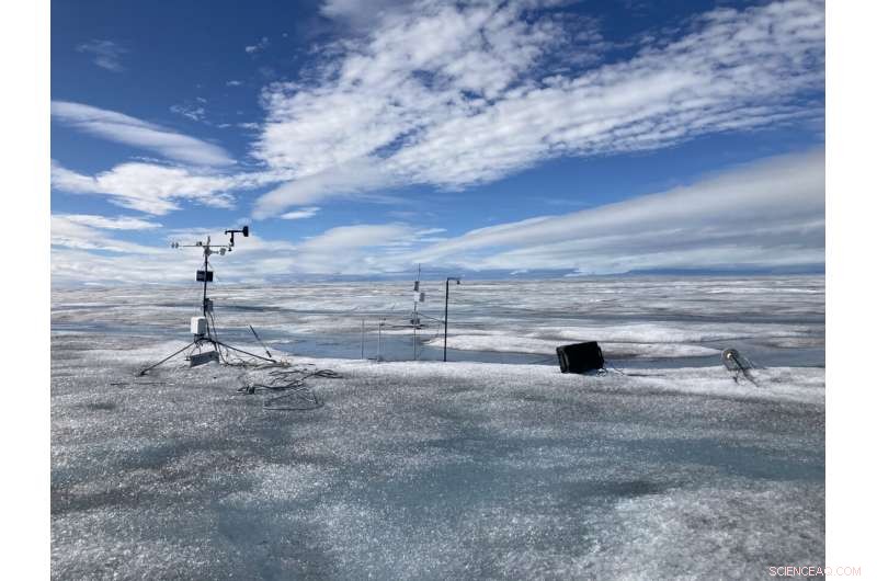 Historic First: Rainfall on Greenland s Ice Sheet Unveiled by Researchers