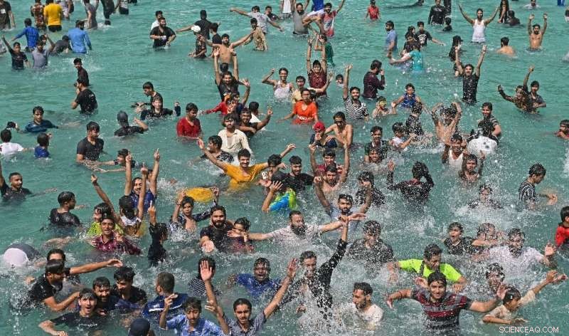 South Asia Overwhelmed by Heatwave as Delhi Landfill Fires Rage