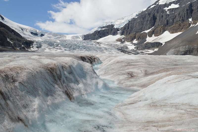 Wildfire Smoke Accelerates Glacier Melt, Disrupting Mountain Runoff – New Study