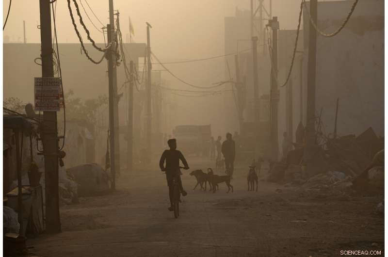 Delhi s Bhalswa Landfill Blazes, Covering City in Thick Smoke