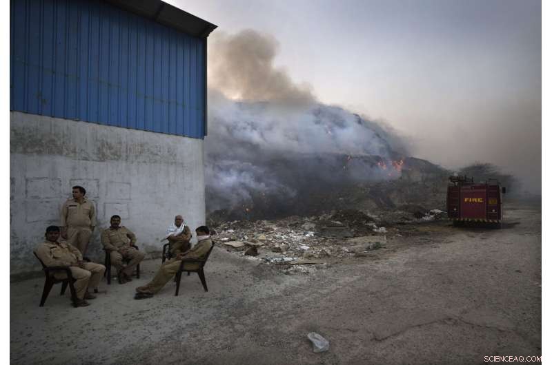 Delhi s Bhalswa Landfill Blazes, Covering City in Thick Smoke