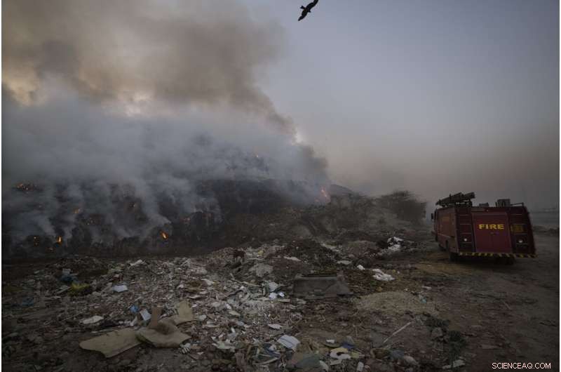 Delhi s Bhalswa Landfill Blazes, Covering City in Thick Smoke