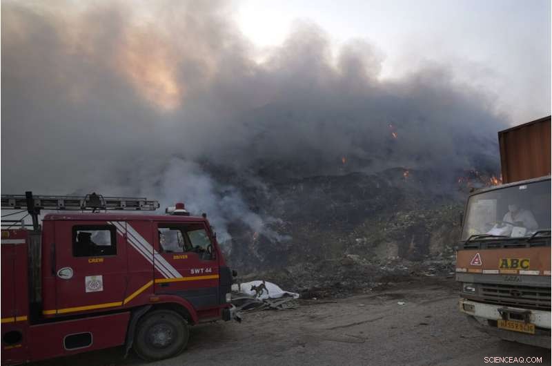 Delhi s Bhalswa Landfill Blazes, Covering City in Thick Smoke