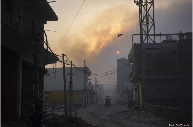 Delhi s Bhalswa Landfill Blazes, Covering City in Thick Smoke