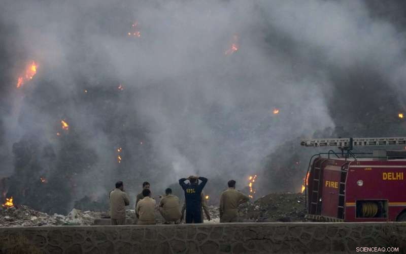 Delhi s Bhalswa Landfill Blazes, Covering City in Thick Smoke