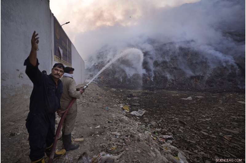 Delhi s Bhalswa Landfill Blazes, Covering City in Thick Smoke