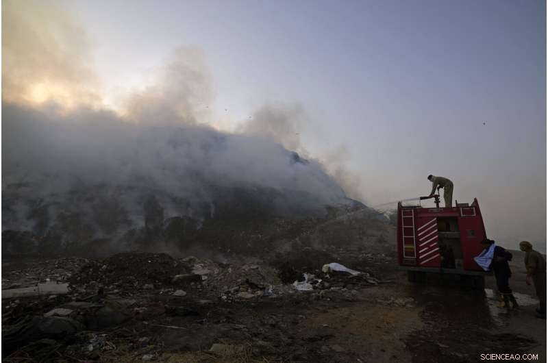 Delhi s Bhalswa Landfill Blazes, Covering City in Thick Smoke