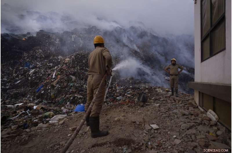 Delhi s Bhalswa Landfill Blazes, Covering City in Thick Smoke