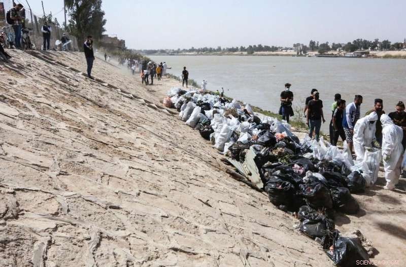 Iraq s Youth Clean Tigris River, Launching Nation s First Green Initiative