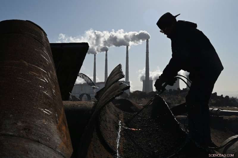 China Struggles to Cut Coal Use as Economy Slows, Raising Climate Concerns